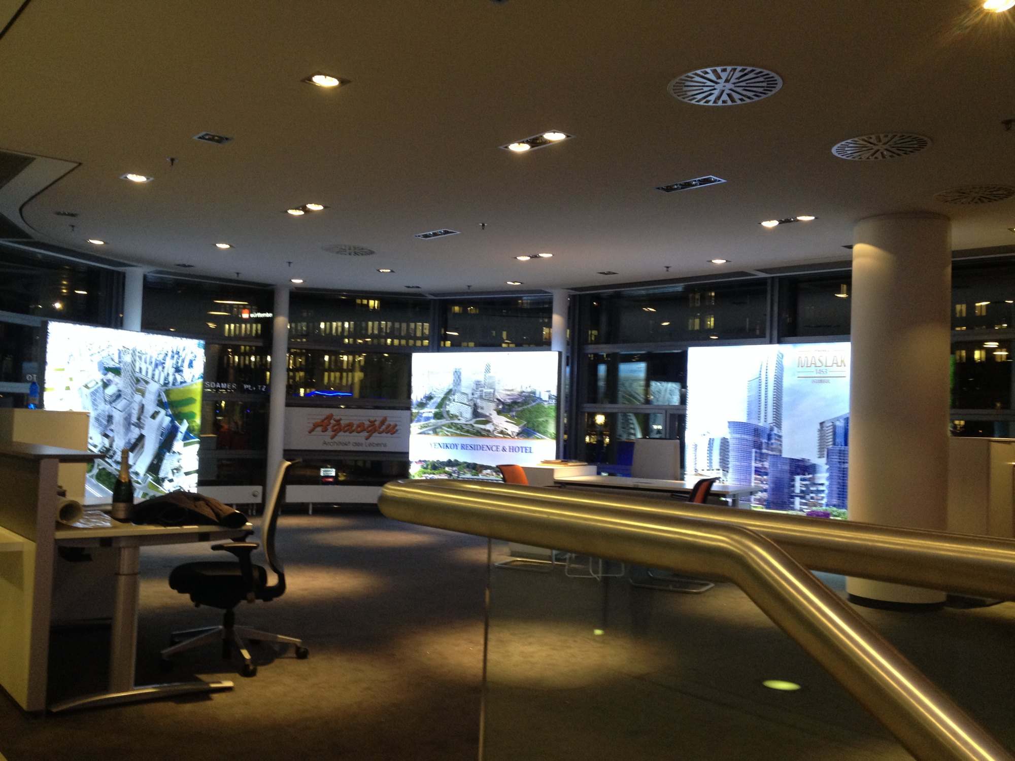 Ağaoğlu: Leuchtrahmen im Showroom
