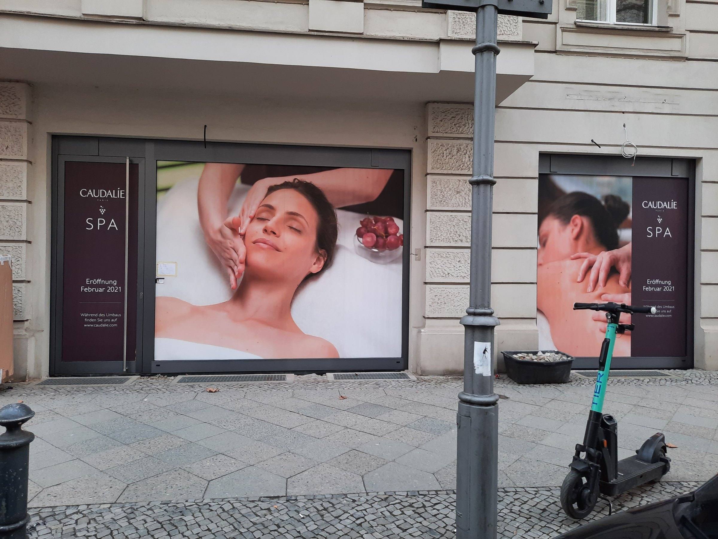 Großformatige Schaufensterbeklebung für ein Spa während des Umbaus