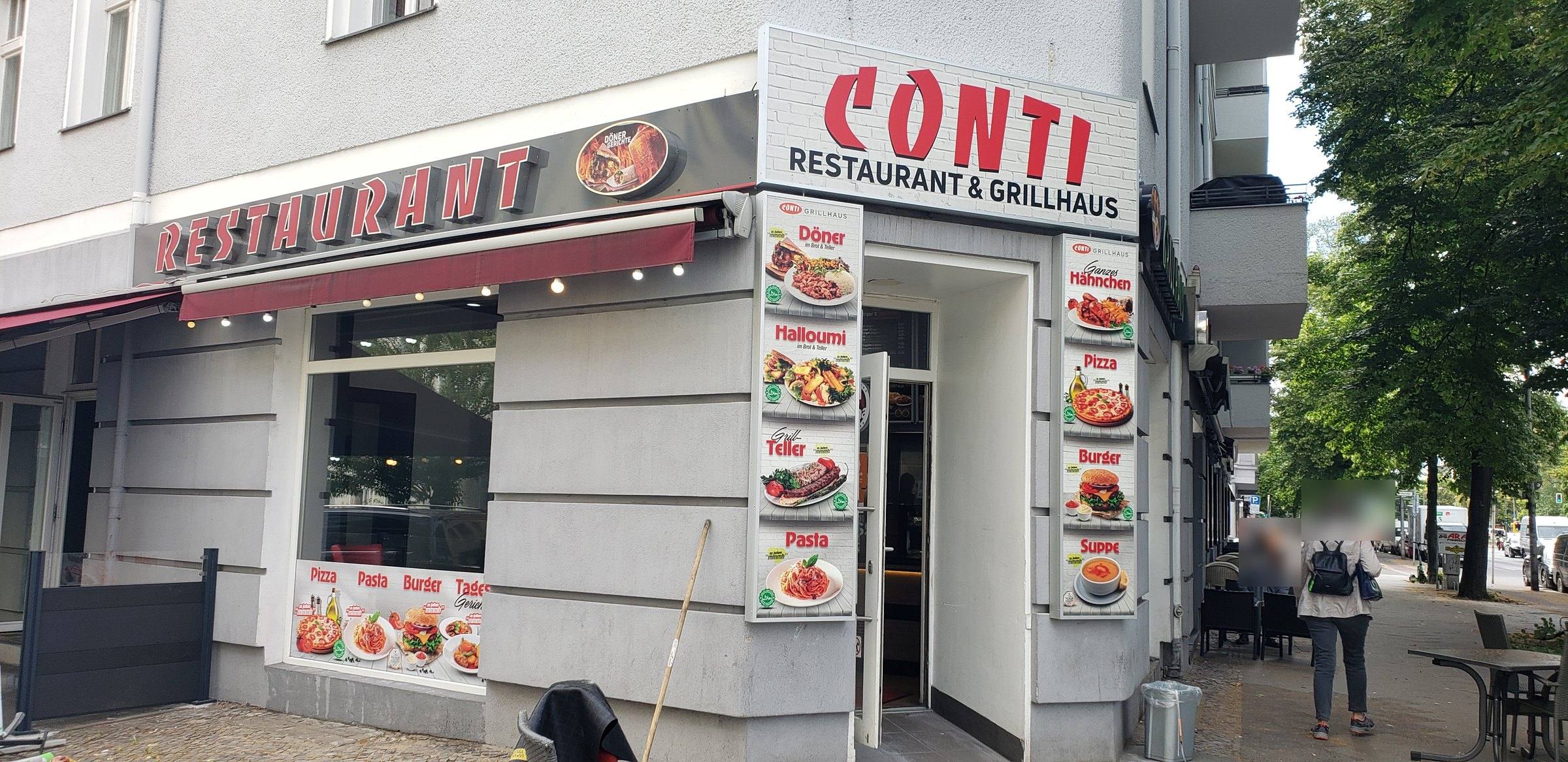 Eckfassade Conti Restaurant & Grillhaus mit Schriftzügen und Leuchtwerbung