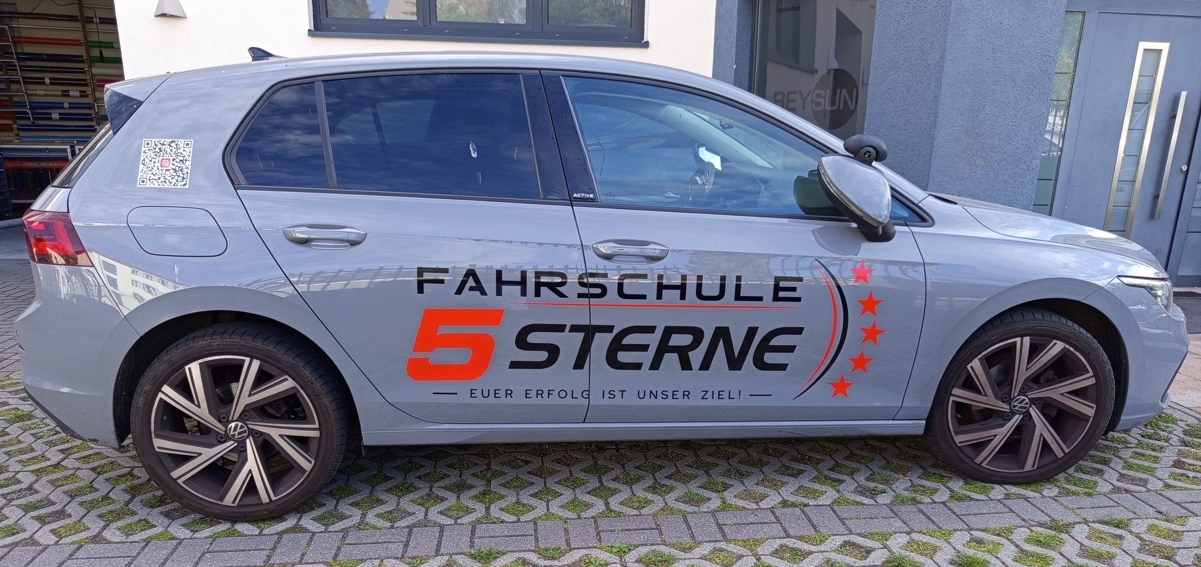 Beschrifteter Fahrschulwagen der Fahrschule 5 Sterne