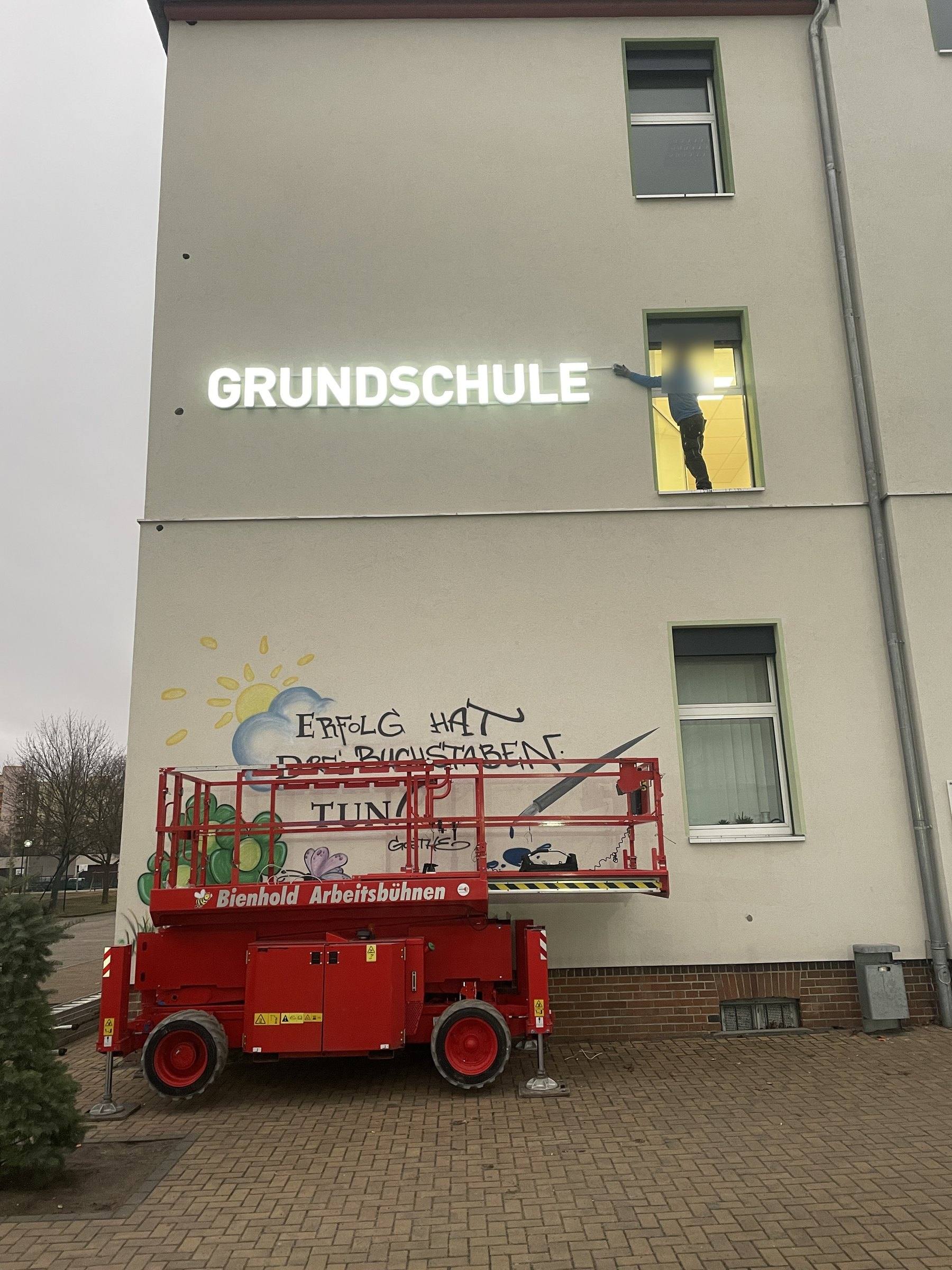 Beleuchtete Einzelbuchstaben „Grundschule“ während der Montage