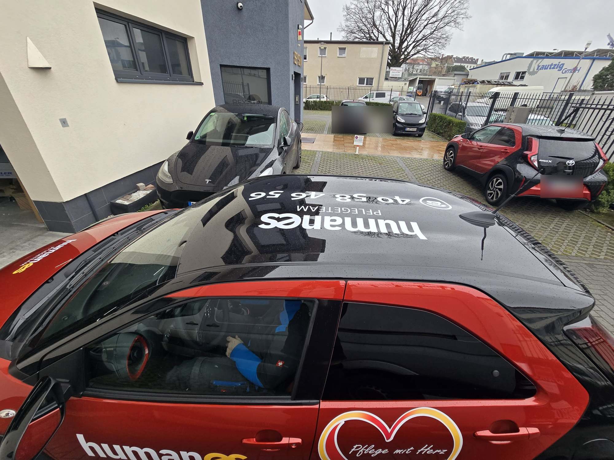 Human Pflege: Fahrzeugbeschriftung