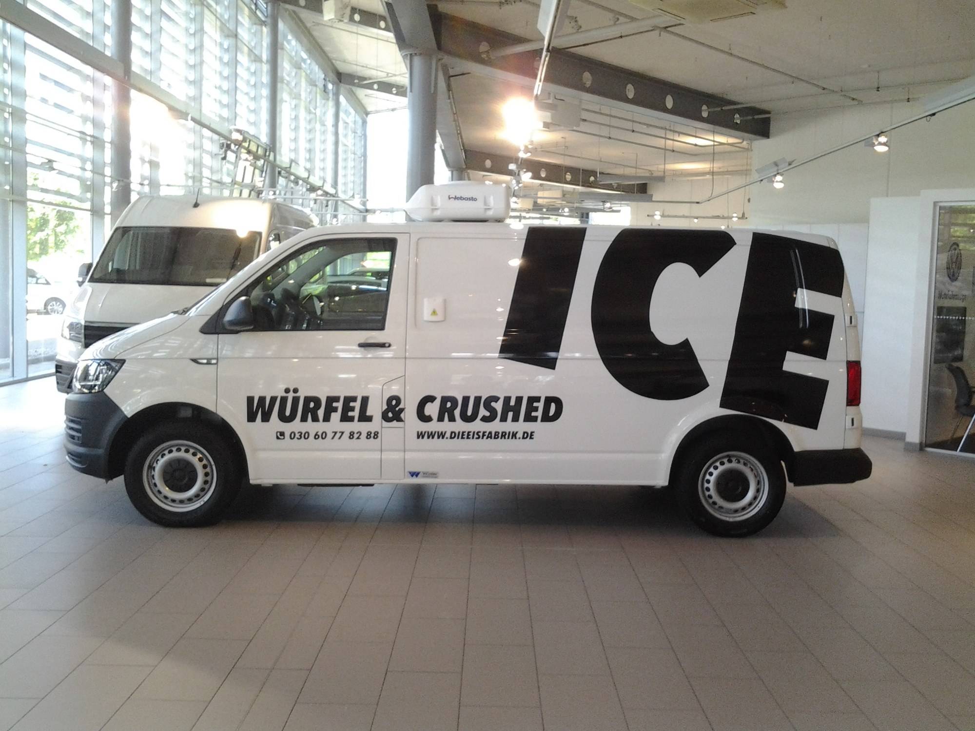 White van with large “ICE – Würfel & Crushed” lettering