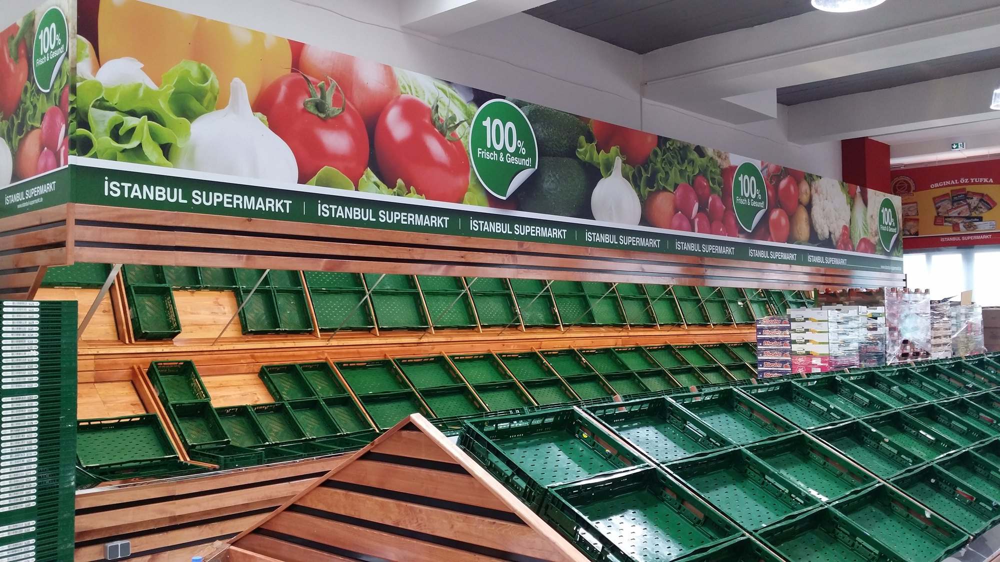 Istanbul Supermarkt: Innenwerbung Fleischerei und Feinkost