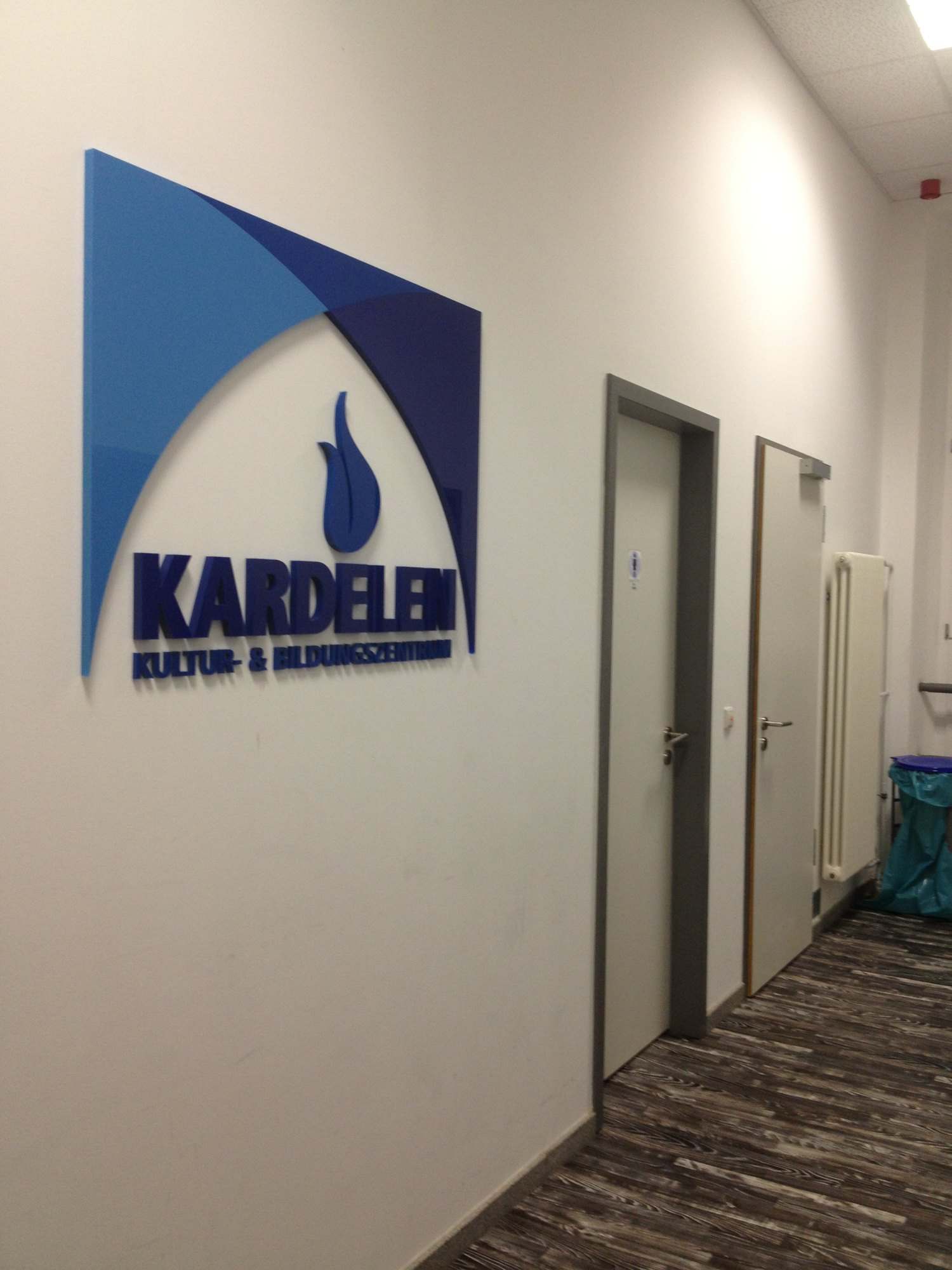 Kardelen Kültür e.V.: Logo-Schild