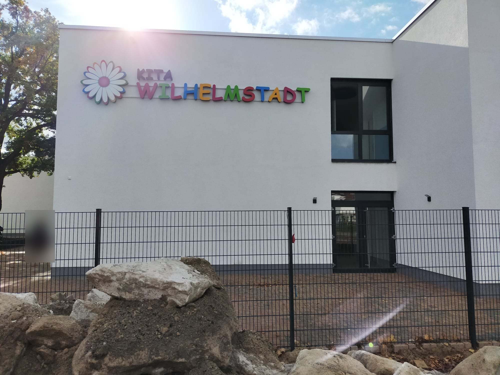 Kita Wilhelmstadt: Fassadenbuchstaben