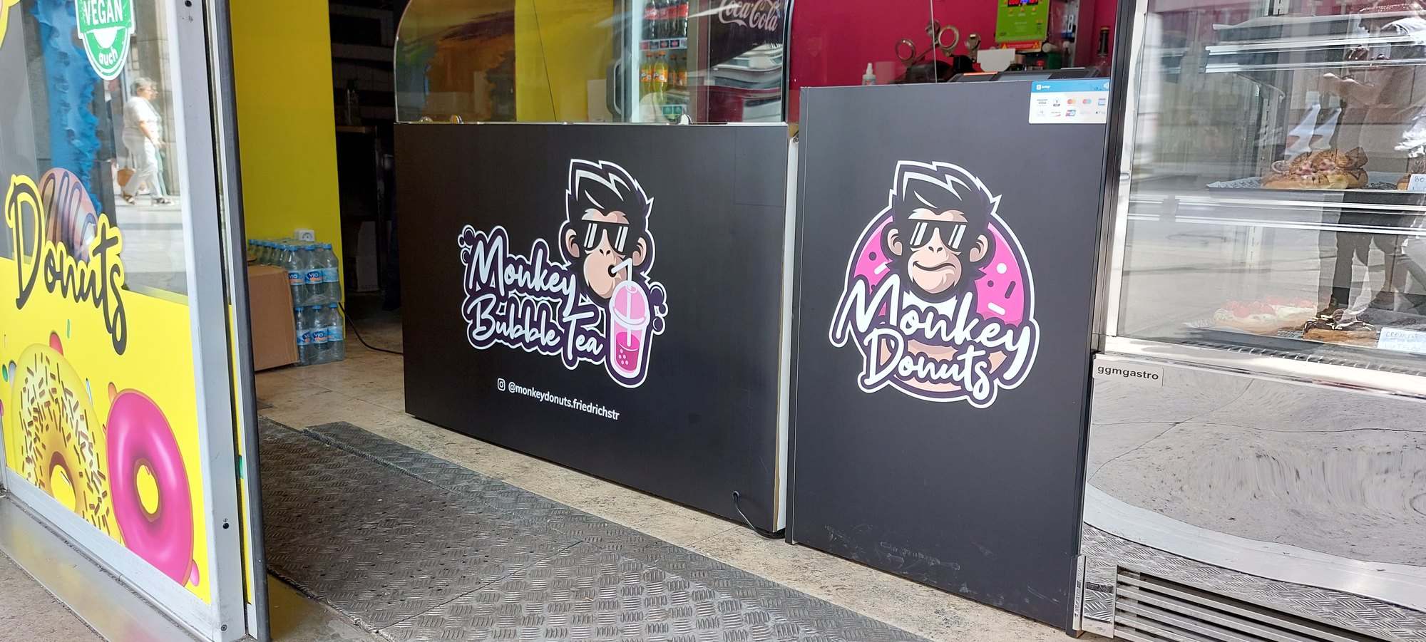 Monkey Donuts: Thekenbeklebung