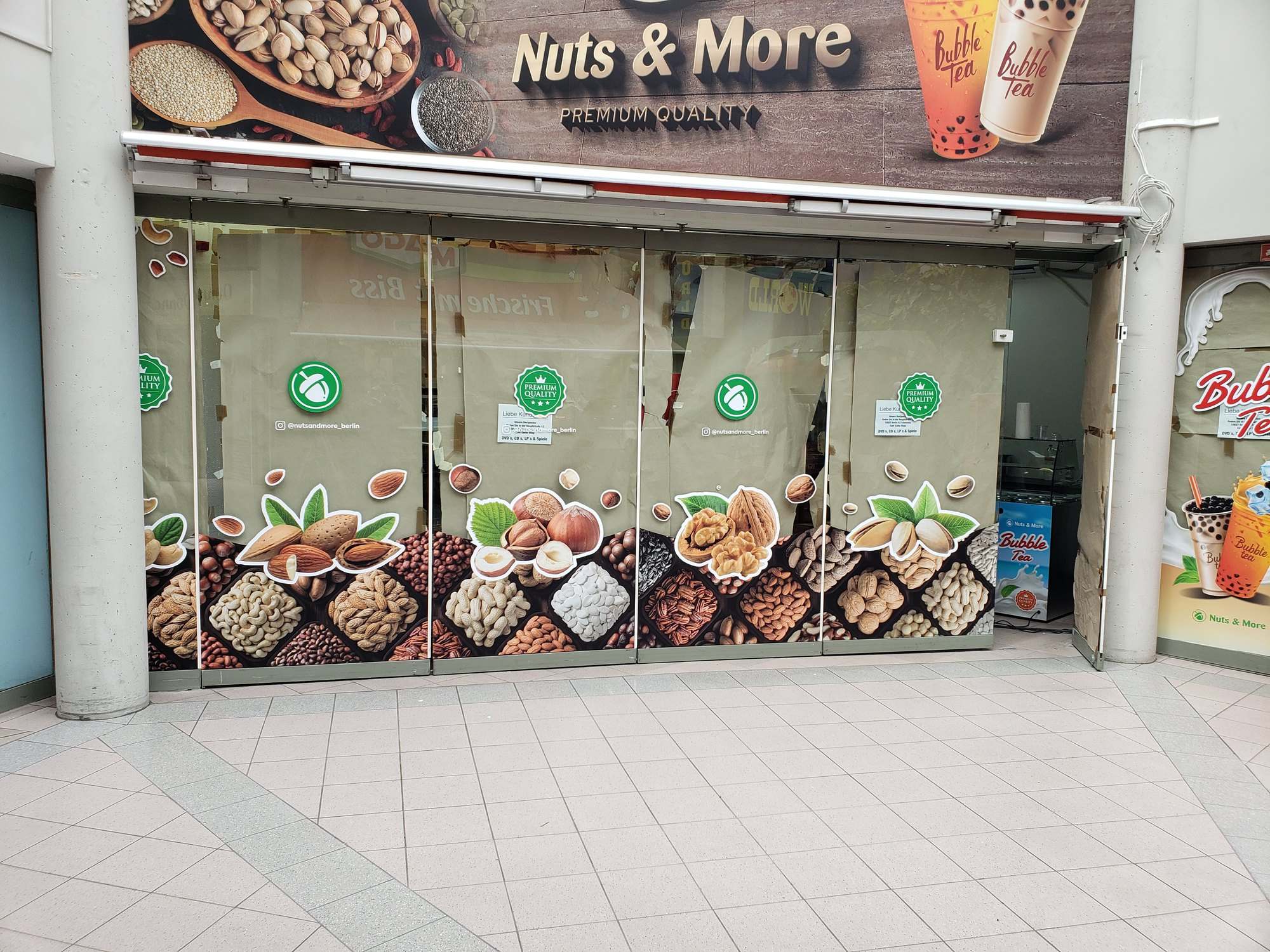 Nuts & More: Schaufensterfolierung