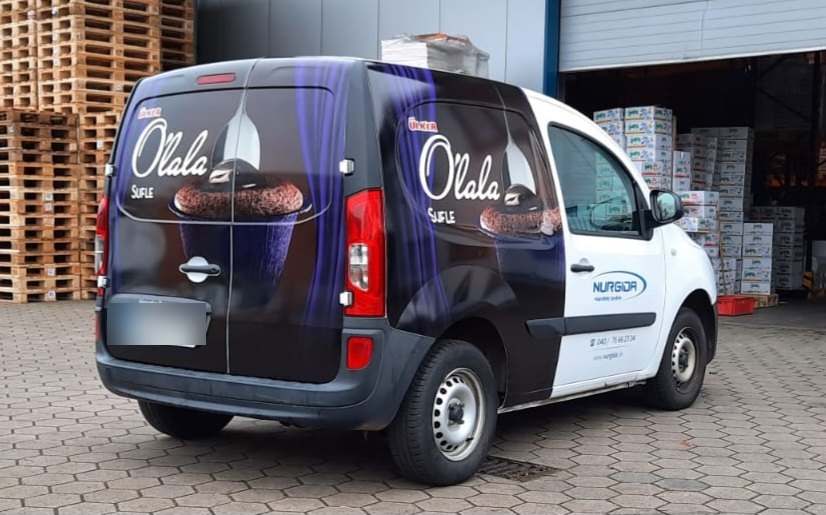 Ölala: Fahrzeugbeschriftung