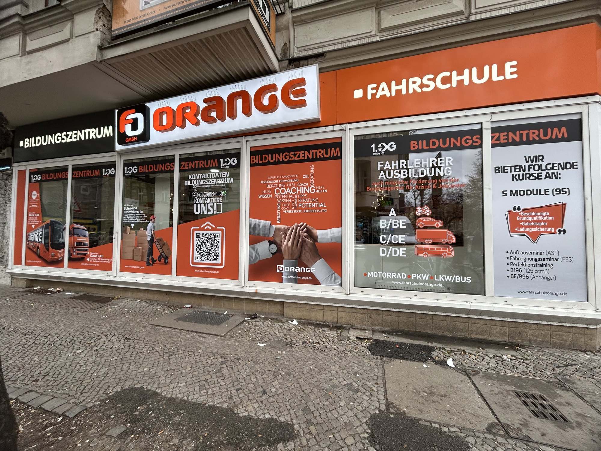 Fahrschule Orange: Schaufenster und Fassade